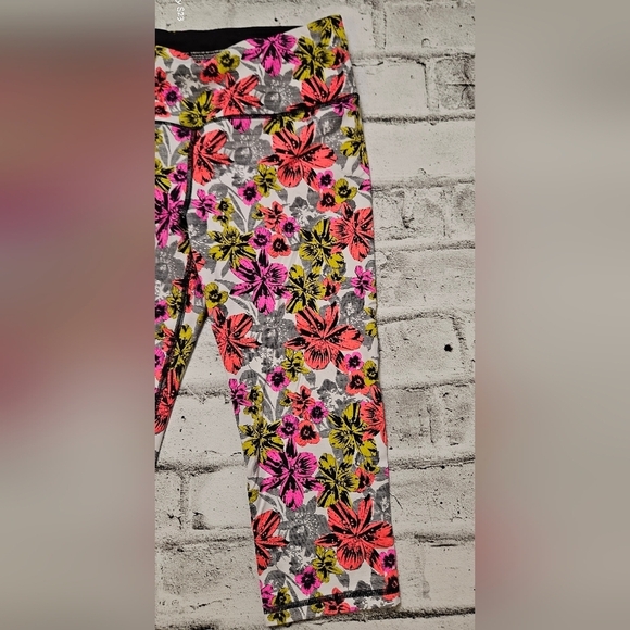Victoria's Secret VSX Sport Colorful Floral Capris 18" Leggings - Picture 3 of 8